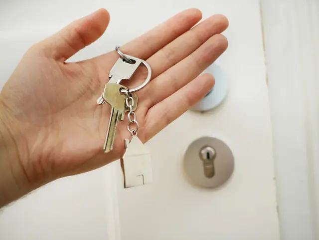 Liegenschaft verkaufen Schweiz - attraktiver Wohnbereich mit Parkettboden erhöht Immobilienwert