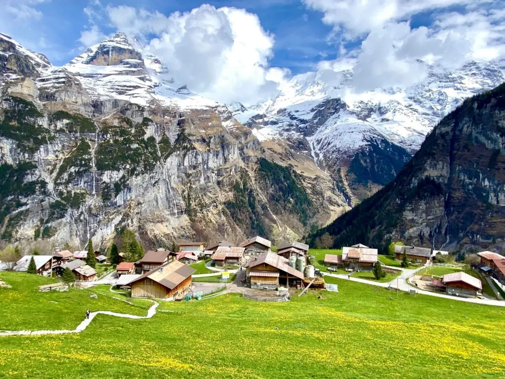 Schweizer Bergdorf Wengen mit Holzhäusern vor schneebedeckten Jungfrau-Alpen im Sommer