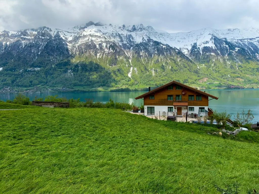 Blick vom Hotelbalkon auf das Dorf Zermatt mit dem schneebedeckten Matterhorn im Hintergrund