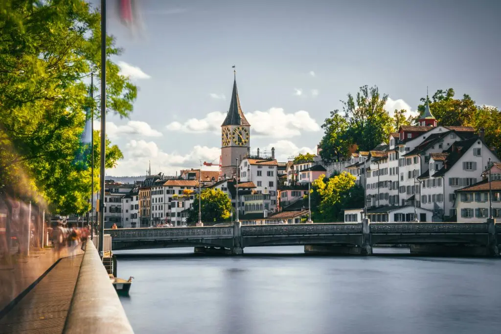 Zürich Altstadt mit Limmat und Kirche St. Peter – Immobilienstandort mit hohem Marktwert im Schweizer Immobilienmarkt